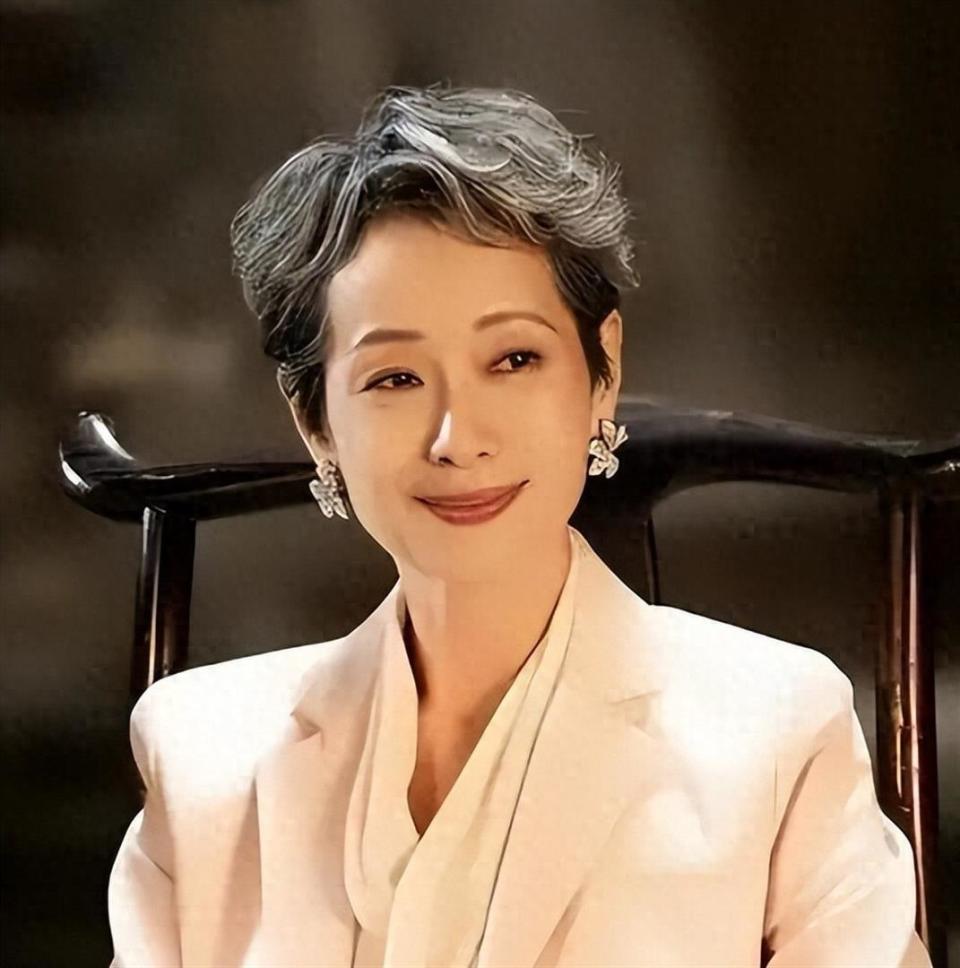 丁克38年，丈夫出轨8次坚决不离婚，如今63岁的叶童，活得潇洒