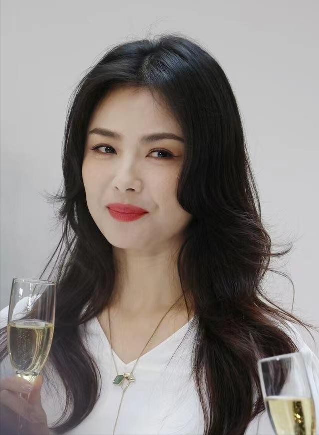 刘涛近照曝光一袭白衣撞脸宋慧乔网友直呼认不出感觉像整了