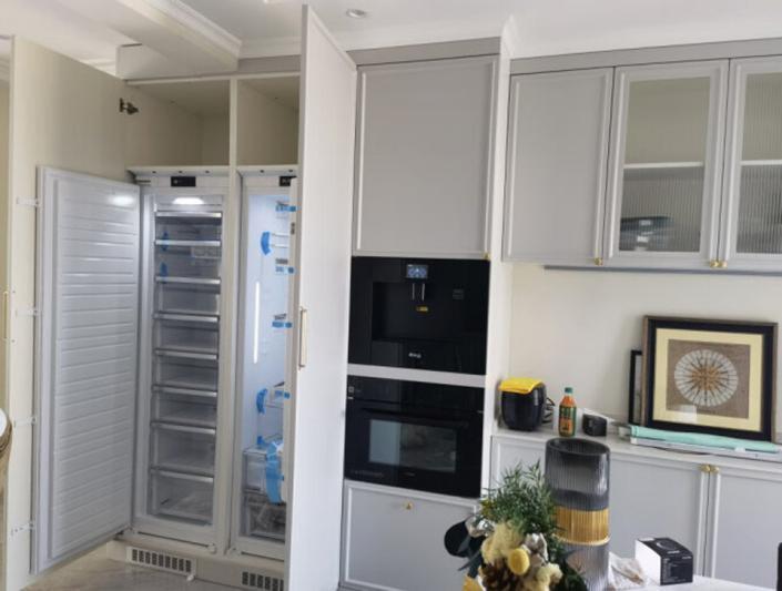 既不影响鞋子的摆放,也满足了冰箱的摆放,同时也让鞋柜变得更大气