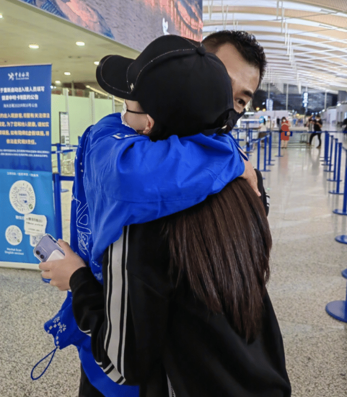 赵文卓夫妇送女儿登机出国留学小玫瑰身高超1米7父女拥抱告别依依不舍