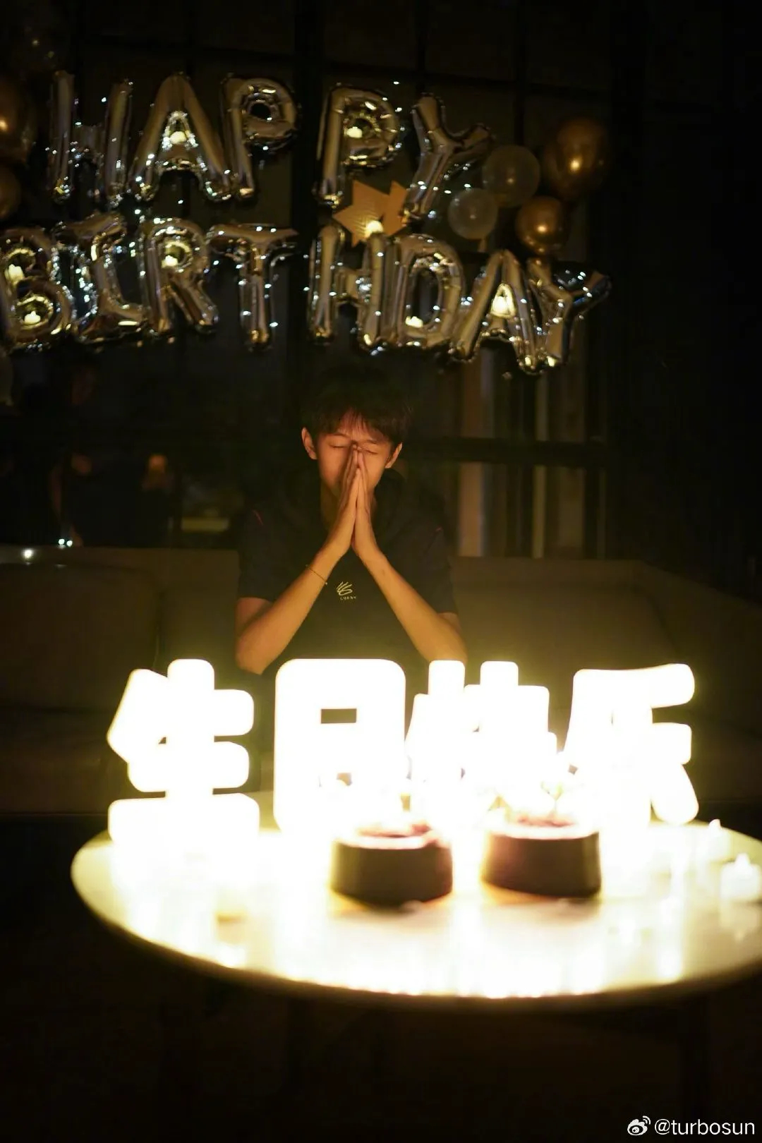 孫儷鄧超為兒子慶生，一家三口同框好有愛，等等被爸媽親到臉變形 - 