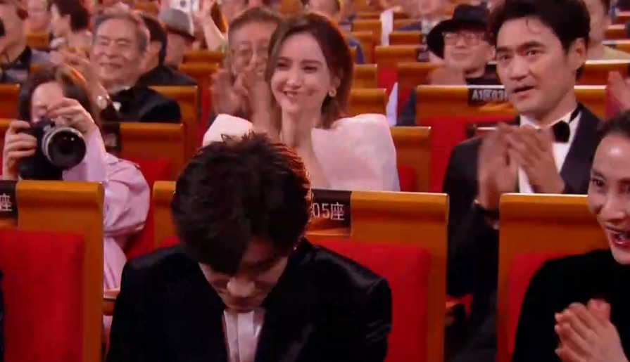 金雞獎頒獎名場面！宋佳二封詠梅失落，易烊千璽拿獎張藝謀樂開花 - 