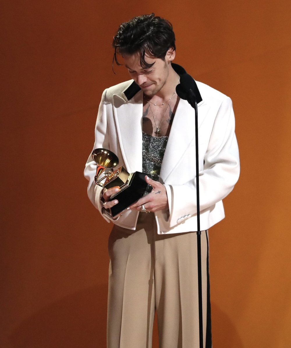 霉霉美上热搜,哈卷穿露胸连体裤赚足眼球_腾讯新闻