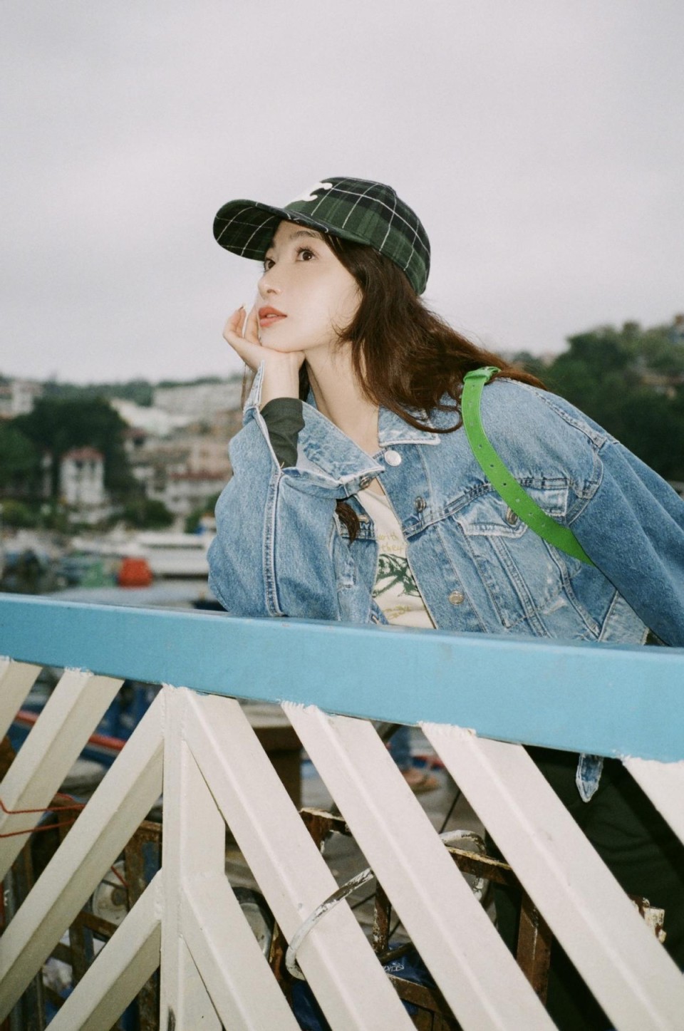 孙嘉璐荡秋千笑容纯真,牛仔风穿搭甜酷俏皮,治愈力max