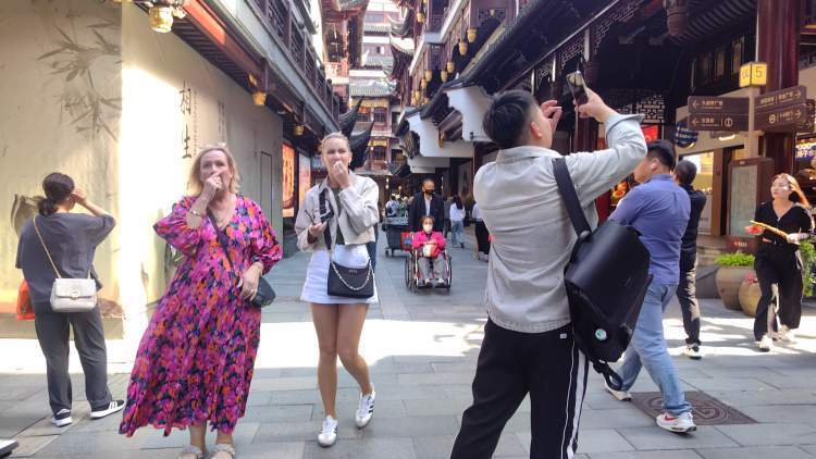 南京路打卡澳门地标建筑,非遗展上"与龙共舞",在豫园重温童年.