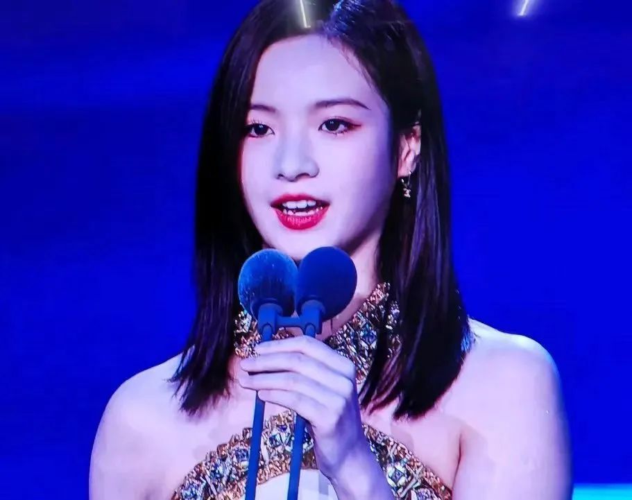 是徐静蕾力捧的,从李庚希入行后所接的电影和电视剧来看,这朵00后小花