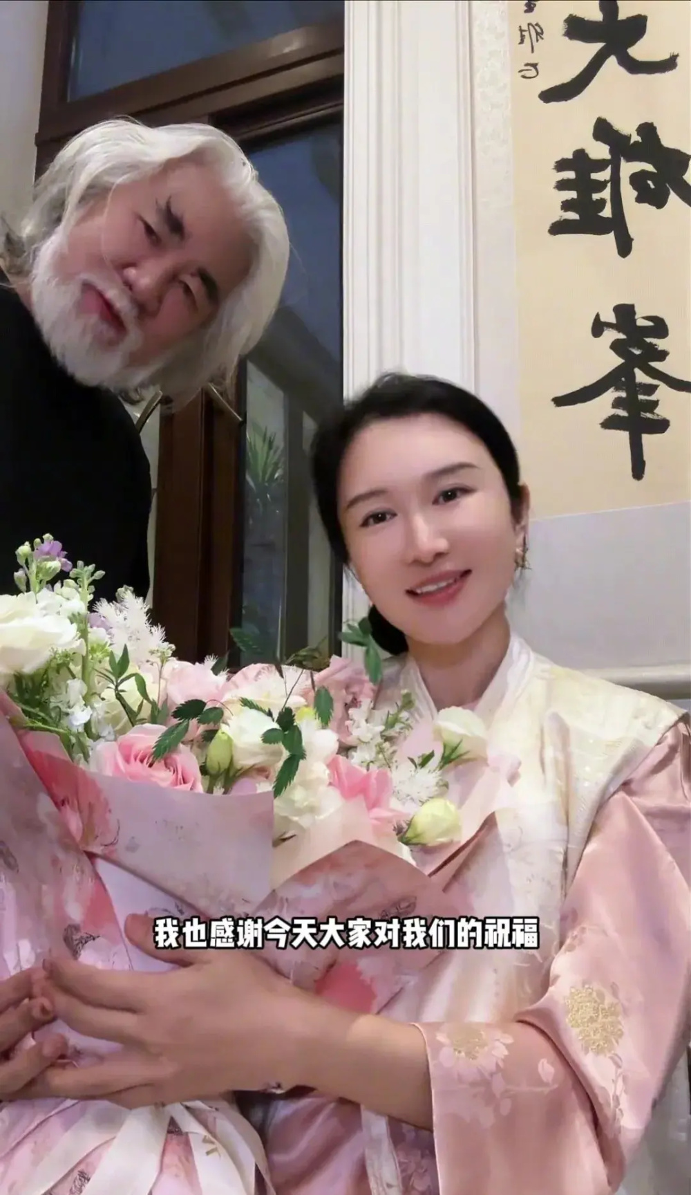 张纪中老婆回应三胎!称72岁男人生孩子不奇怪,老公精力很充沛