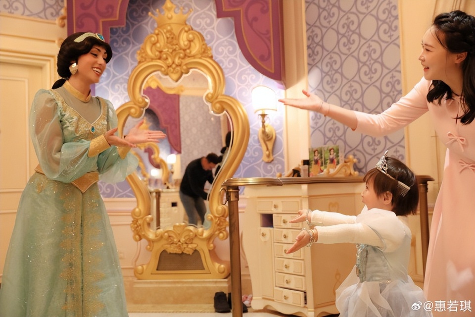 惠若琪带家人出游,女儿小年糕露正脸像妈妈,祖孙仨高个子抢镜