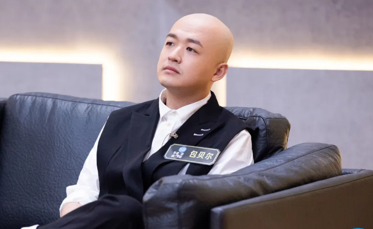 已婚光头男星深夜酒吧约会美女,见狗仔镜头转身就走,女子忙拉扯_腾讯