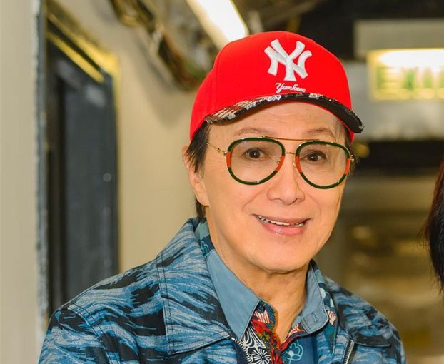 刘嘉玲晒与许冠杰合影,74岁歌神满脸皱纹,唱功难比当年明显老了_腾讯