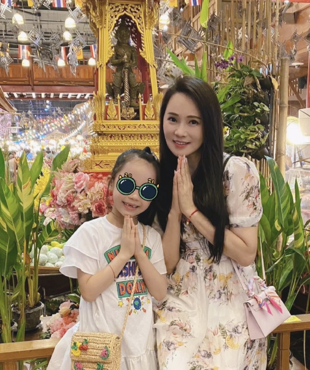 伊能静晒泰国旅行照,意外曝光女儿正脸,6岁小米粒长得像奶奶