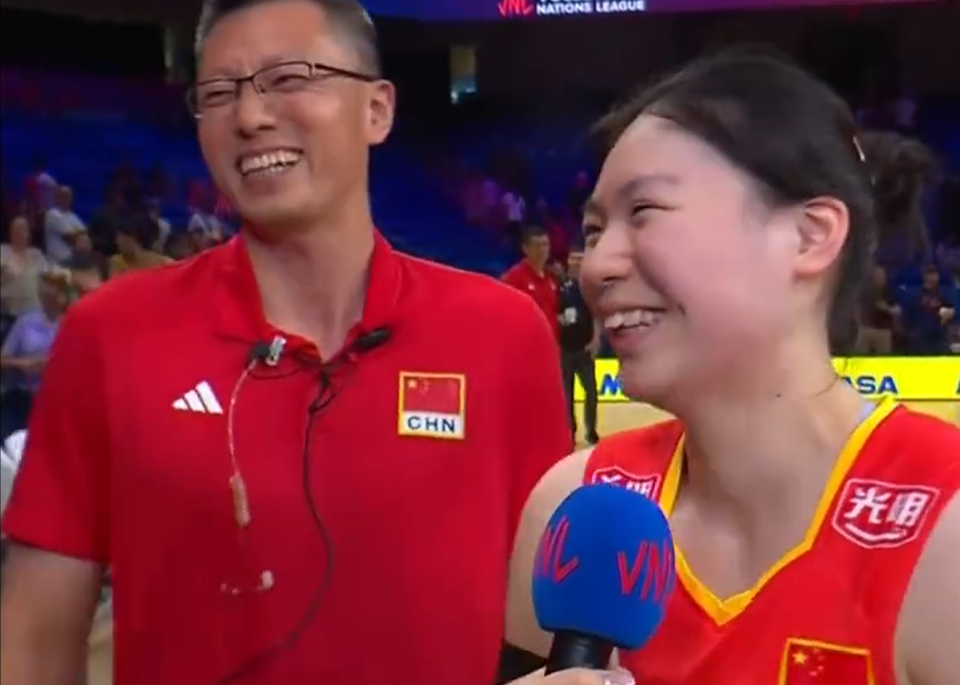 女排3-2多米尼加场内采访！张籽萱憨笑高情商，赵勇重提拦防！