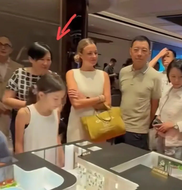 82岁杨受成带孙子买房，杨其龙头发花白比爹老，陆小曼挺大肚臃肿_腾讯新闻
