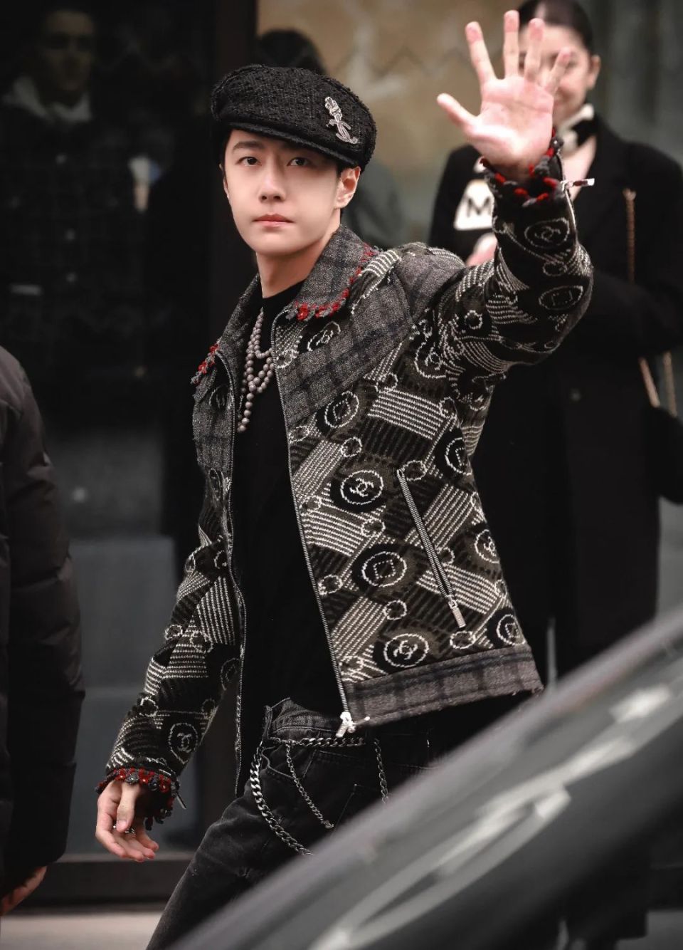 王一博时装周生图被嘲!帽子半永久引猜测,脸型短板暴露_腾讯新闻