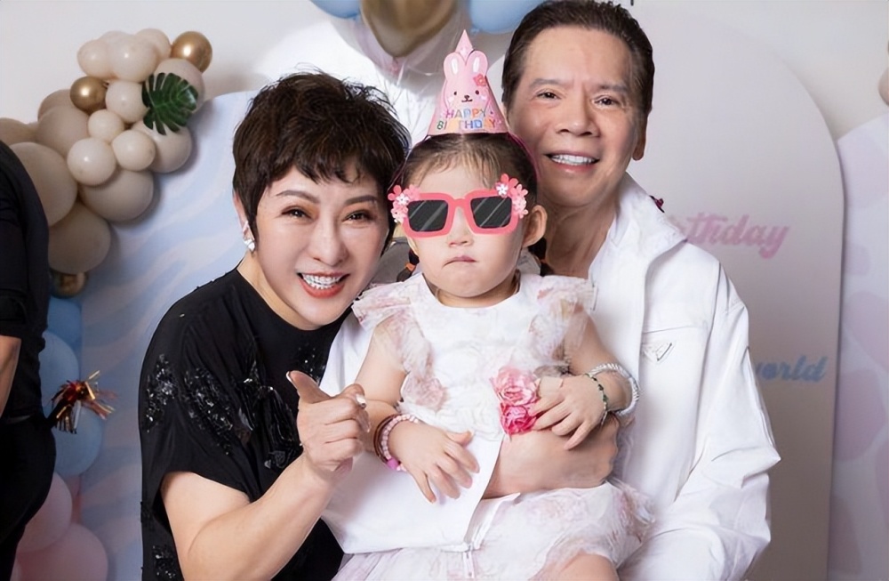 向佐太幸福,郭碧婷探班令他一扫疲惫,两岁女儿帮他卸妆瞬间萌化_腾讯