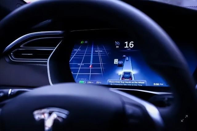 特斯拉马斯克表示fsdv12自动驾驶约将在2周内上线试用