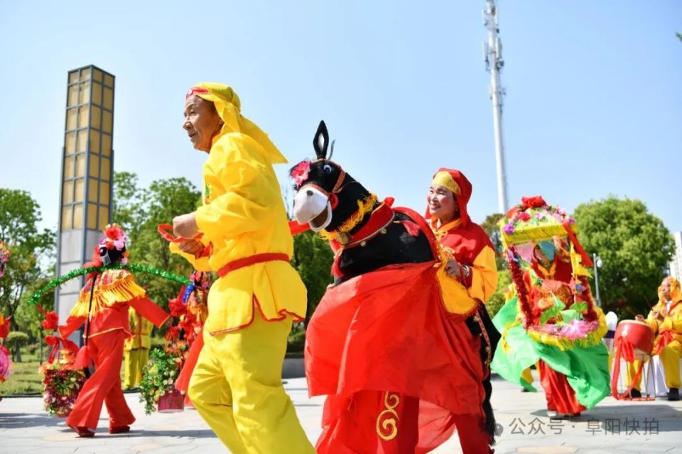 2024年5月1日,在安阜阳市颍东区岳家湖公园,民间艺人在表演当地花鼓灯