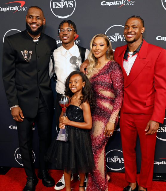 目前詹姆斯和萨瓦娜育有两个儿子(布朗尼和布莱斯)和一个女儿(朱莉)