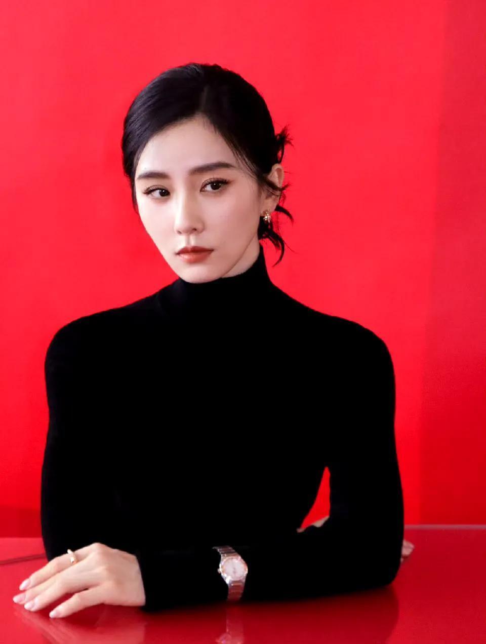 刘诗诗酒红束腰长裙现身长沙录制你好星期六,《一念关山》要来了