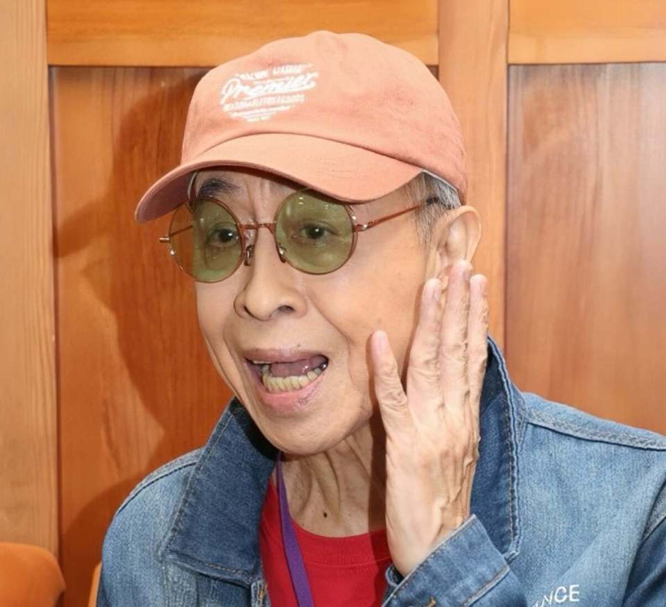 香港歌王患糖尿病骨瘦如柴，前女友患癌离世，与年轻女子谱黄昏恋_腾讯新闻