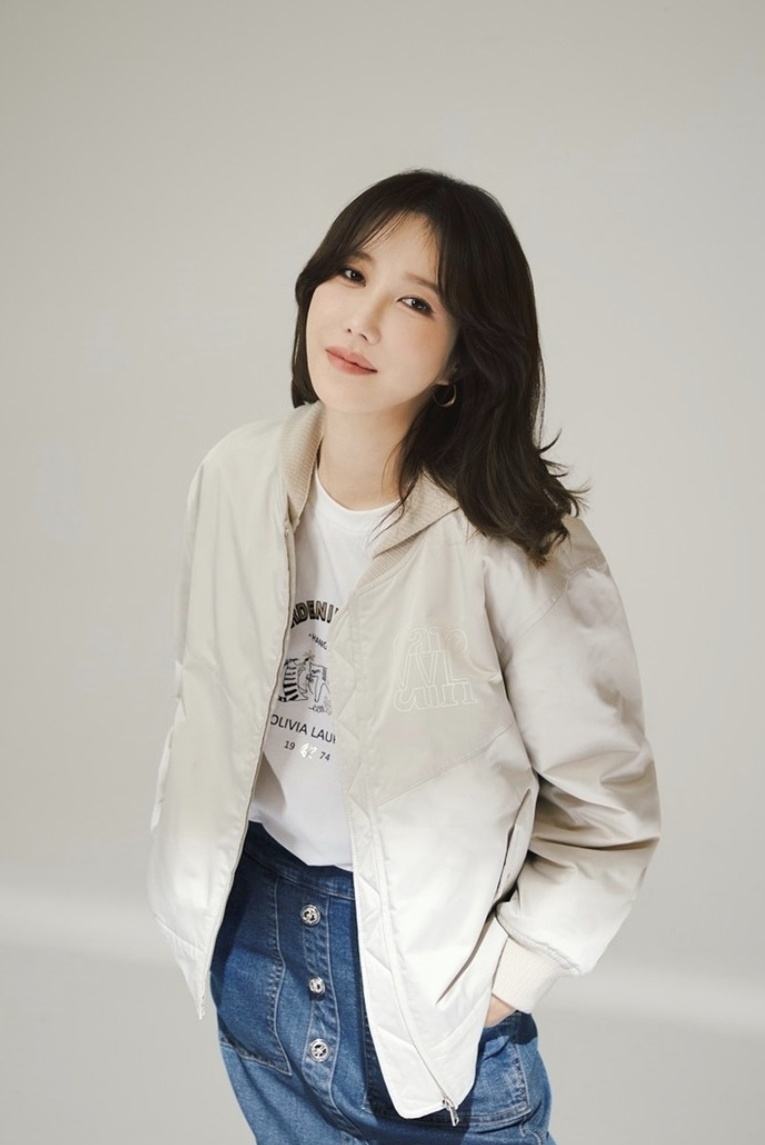 宛如花朵般绽放李智雅春季时尚外套穿搭散发迷人魅力