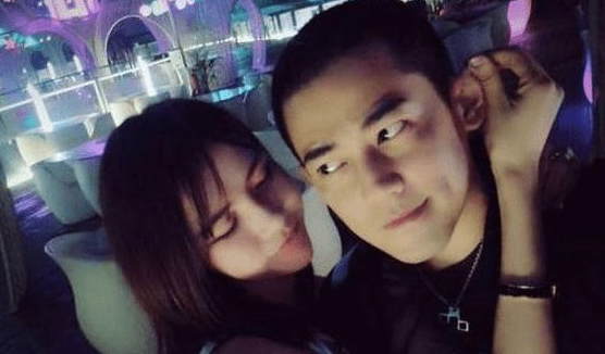 苏醒老婆晒娃,腹部隆起被猜怀三胎,小儿子跟爸爸同款蜡笔小新脸