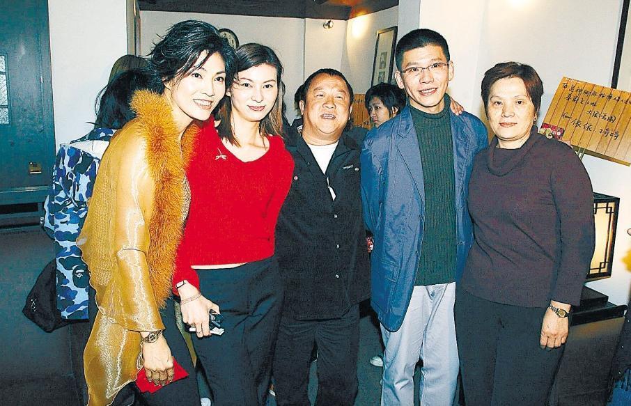 63岁秦蔚文出家十年罕露面，与周秀兰杨玉梅聚会，常年吃素身形暴瘦_腾讯新闻