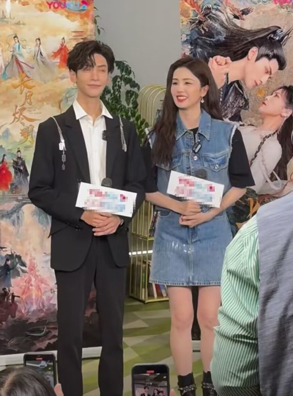 白鹿罗云熙合体扫楼,男方双腿瘦成竹竿,与白鹿同框无cp感
