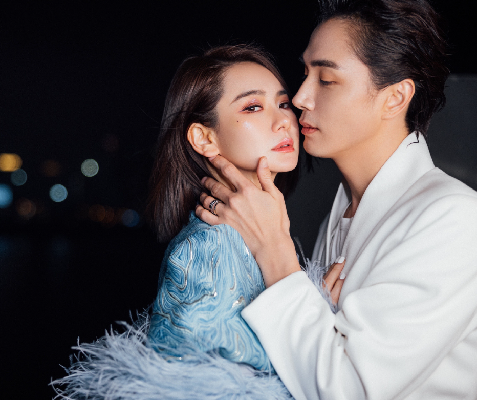 戚薇一家游玩,人群中李承铉护着女儿不忘牵老婆手,结婚9年好甜