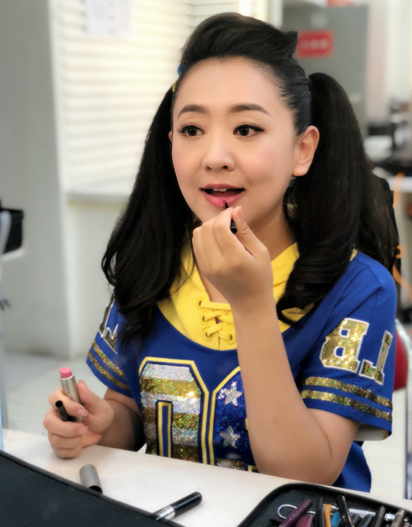 月亮姐姐大方晒娃,6岁儿子换发型颜值飙升,五官越长越像妈妈