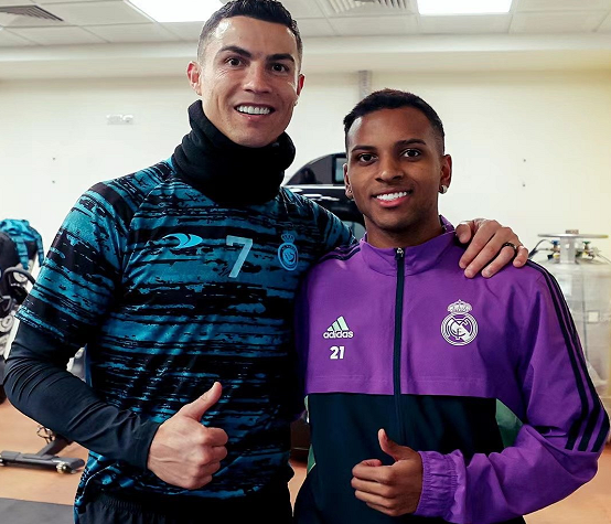 c罗晒队友大合照 站c位表情霸气 剑指梅西大巴黎_腾讯新闻