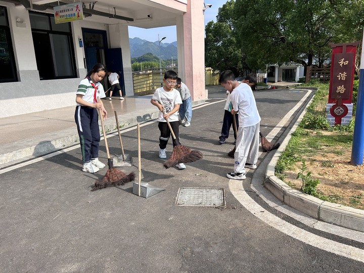 初中学生扫地图片图片