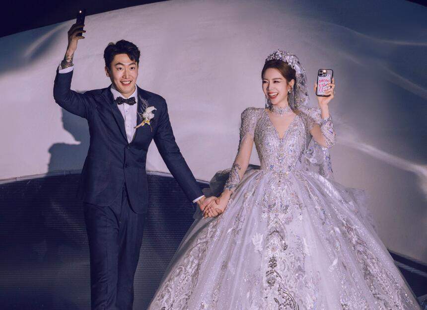 周淑怡参加管泽元婚礼,穿着被吐槽太土,彻底放弃自己了?_腾讯新闻