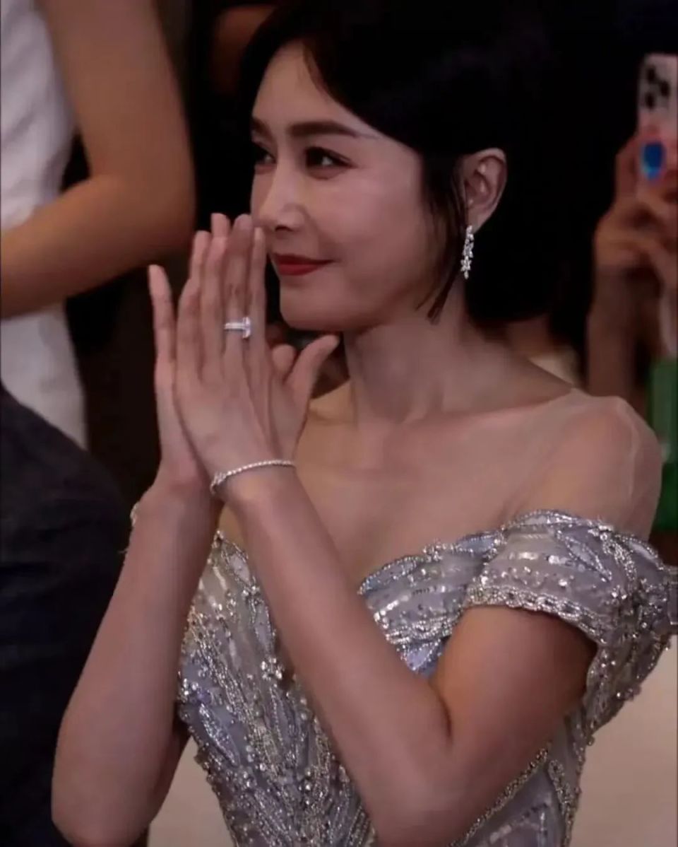 从袁姗姗的鼻子到陈乔恩的脸,明星近照曝光都还好吗?_腾讯新闻