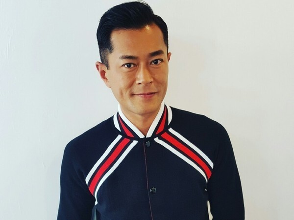 古天乐泰国拜四面佛,双手合十下跪行礼,还愿时请8人跳舞送金象_腾讯