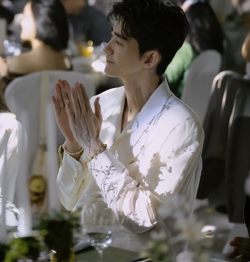 40岁张翰当伴郎照片曝光,瘦下来的他,真的不油了!