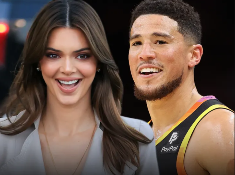 在超级碗比赛期间,布克被发现在卡戴珊家族的包厢内观看比赛;而詹娜也