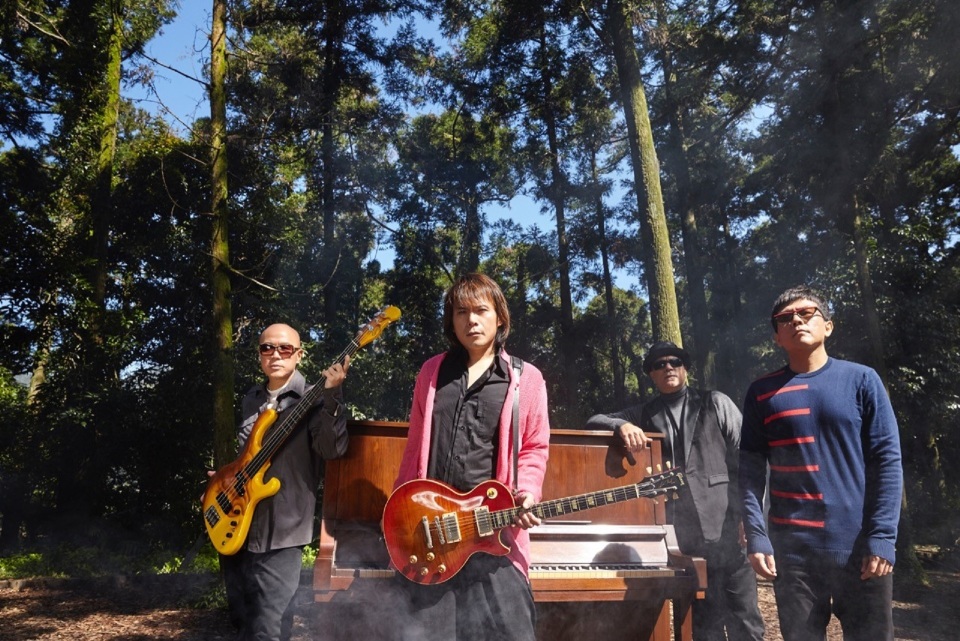 伍佰在打工和表演的过程中认识了鼓手dino,键盘大猫,贝斯手小朱.