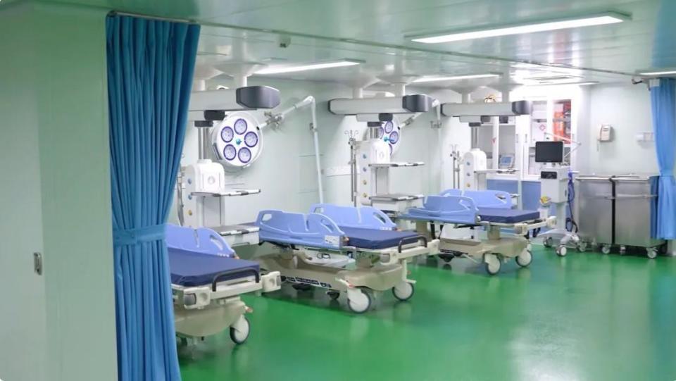 解放军万吨医院船刚入列就南下,南海岛礁维权斗争须做万全准备