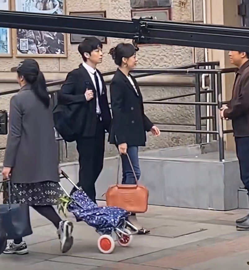 孙俪新剧路透,长腿配高跟鞋太性感,和董子健同框却被嘲像母子