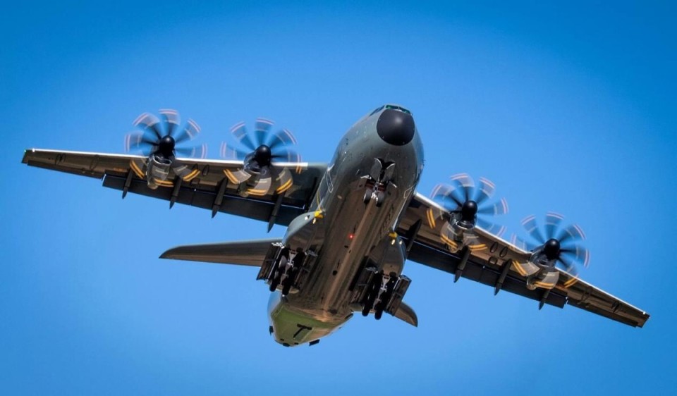 哈萨克斯坦订购的首架a400m运输机完成首飞 计划在今年年底前交付