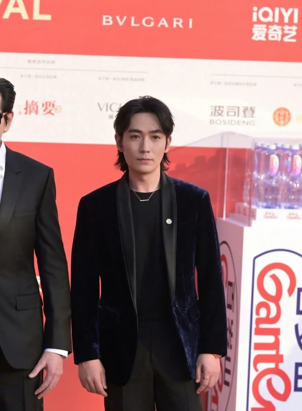 60岁后真的会断崖式衰老吗?看63岁费翔和36岁朱一龙合照就知道了