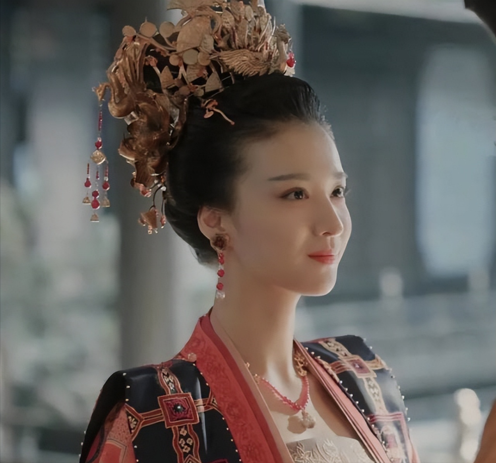 聚集了江疏影,任敏等不同时代的女星,但王楚然仍旧以绝色般的古装扮相