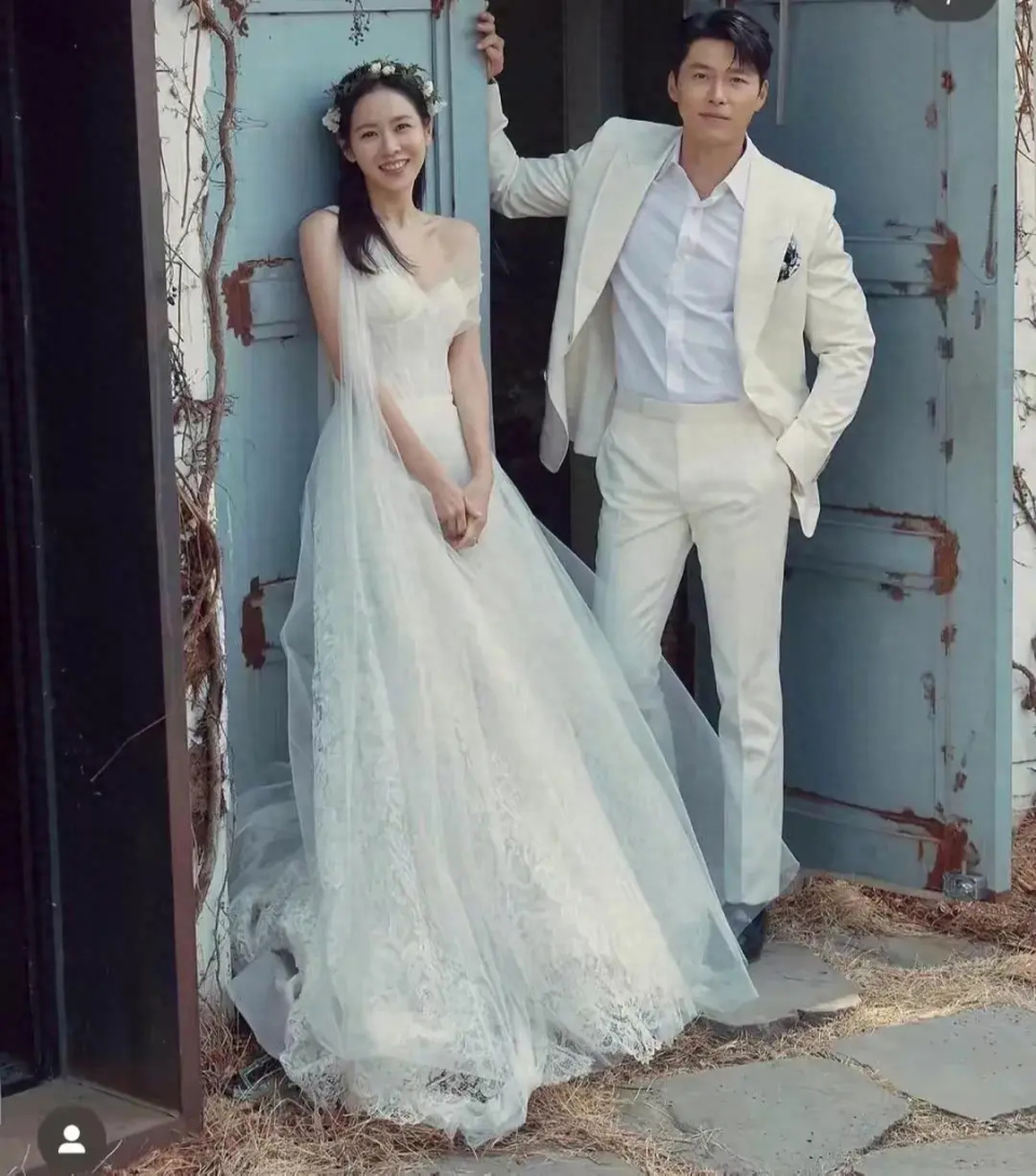 玄彬孙艺珍一家三口春游,一岁小甜豆罕露面,走路稳健