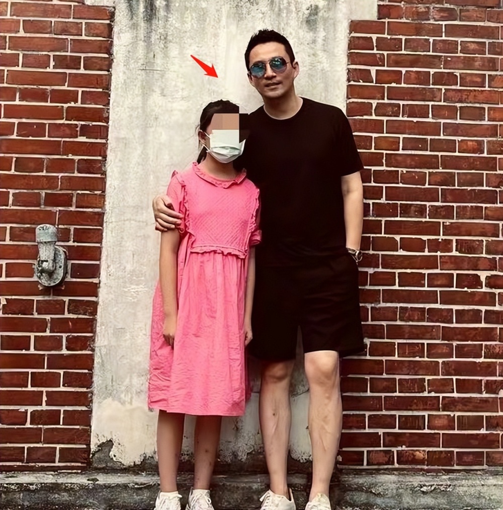 汪小菲晒孩子合影,女儿发育明显衣服不合身,大s被吐槽根本不关心孩子
