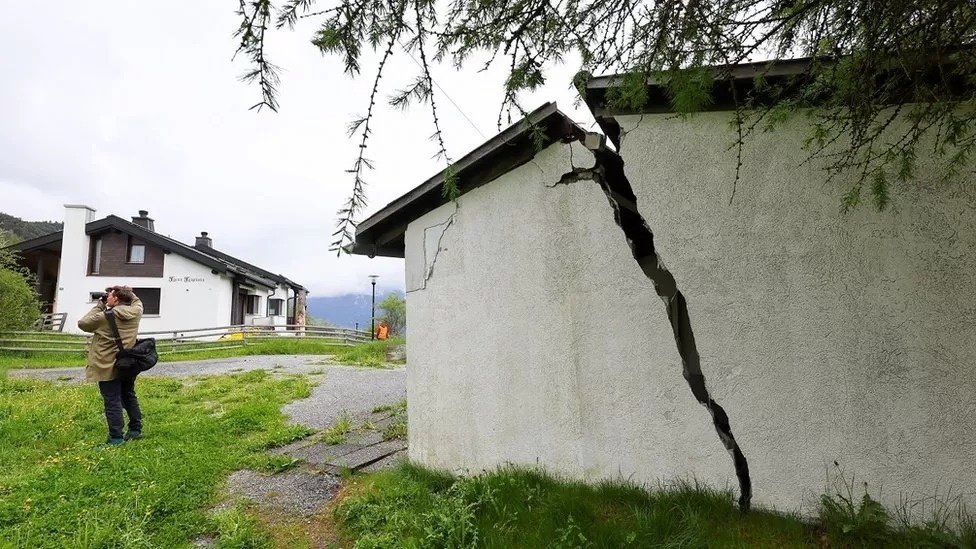 200萬噸石塊搖搖欲墜瑞士高山將崩塌山下小村緊急撤離