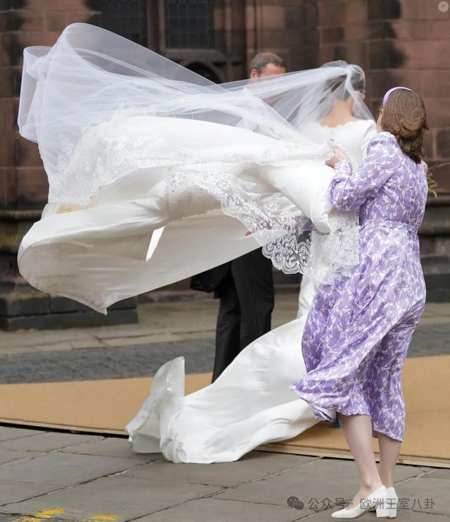 手忙脚乱差点要被头纱带起来= =部分蕾丝来自奥利维亚曾曾祖母1880年