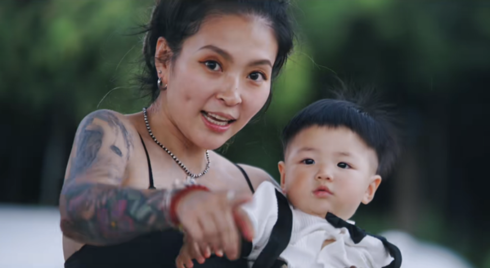 毕夏为儿子庆周岁生日穿吊带面露笑容张恒远父母苍老许多