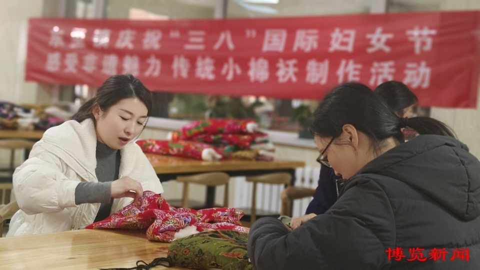 她们穿针引线,专注地缝制着一件件传统小棉袄