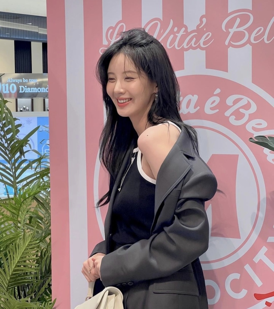 用微笑点亮生活,徐贤的时尚穿搭,夹克短裙尽显魅力